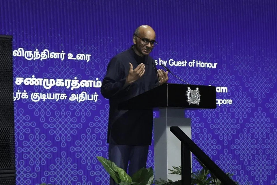 சிங்கப்பூர்த் தமிழர் கலைக்களஞ்சியத்தை மின்தளத்தில் வெளியிட்டு உரையாற்றினார் அதிபர் தர்மன் சண்முகரத்னம். 