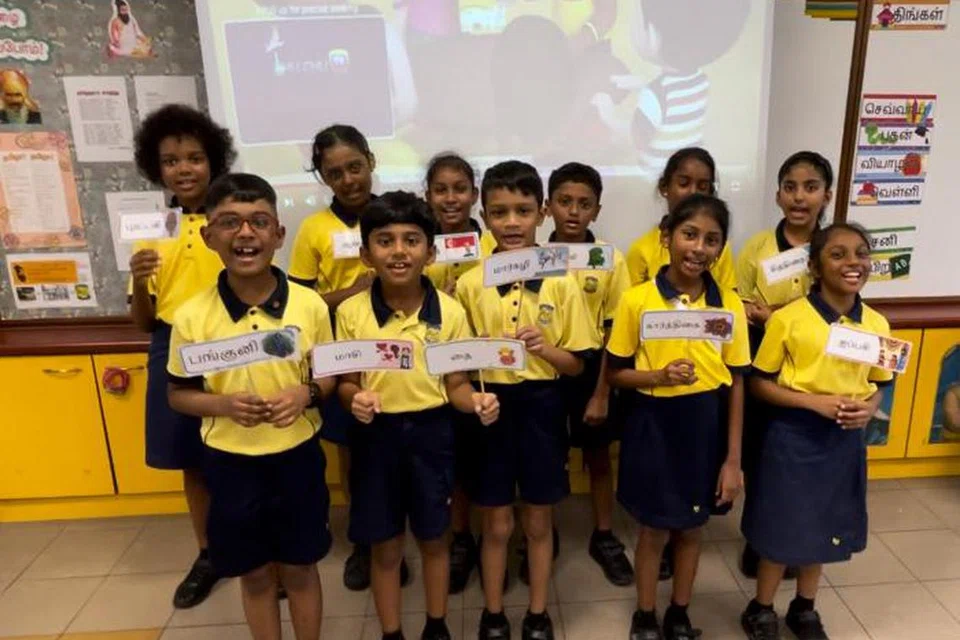 தமிழ் மாதங்களைப் பாடலாகப் பாடிய தொடக்கநிலை மூன்றில் பயிலும் மாணவர்கள்.