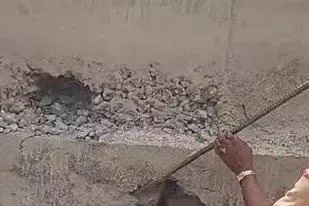 தரமற்ற மேம்பாலத்தை இடித்த பொதுமக்கள்