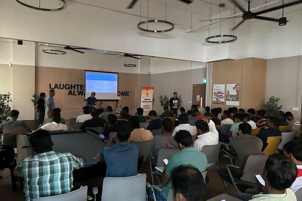 வெளிநாட்டு ஊழியர்களுக்காக ஏற்பாடு செய்யப்பட்டுள்ள பயிற்சி முகாம்.