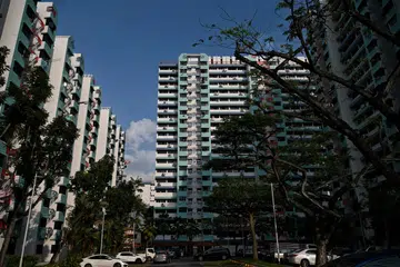 தோ பாயோவில் திறந்தவெளி கார்நிறுத்துமிடத்தில் கார்கள்.