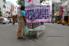 கரூர் சம்பவத்தில் இறந்தவர்களின் படங்களுடன் வைக்கப்பட்டிருந்த அஞ்சலிப் பதாகை.