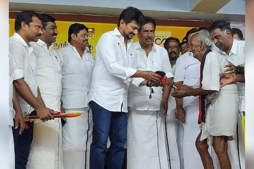 திமுக இளைஞரணித் தலைவர் உதயநிதி கட்சி மூத்த தொண்டர்களுக்கு பொற்கிழி வழங்கினார். 