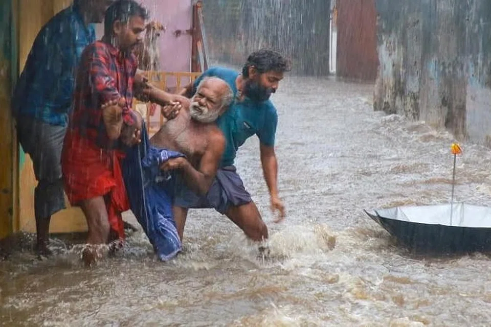 கன்னியாகுமரி மாவட்டத்தில் கடும் மழைக்கிடையே வெள்ளப் பகுதியில் சிக்கியிருந்த முதியவர் ஒருவரை மக்கள் காப்பாற்றுகின்றனர். 
