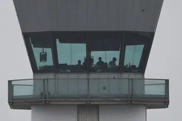 விமானப் போக்குவரத்துக் கட்டுப்பாட்டு ஊழியர் பற்றாக்குறை காரணமாக அமெரிக்கா முழுவதும் விமானச் சேவை பாதிக்கப்பட்டு உள்ளது.