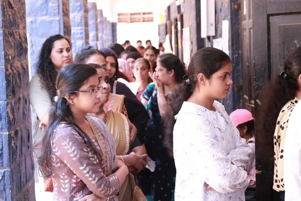 கேரளத்தின் மலப்புரம் அரசு பெண்கள் பள்ளியில் அமைக்கப்பட்டிருந்த வாக்குச்சாவடியில் வாக்களிப்பதற்காகக் காத்திருந்த பெண்கள்.