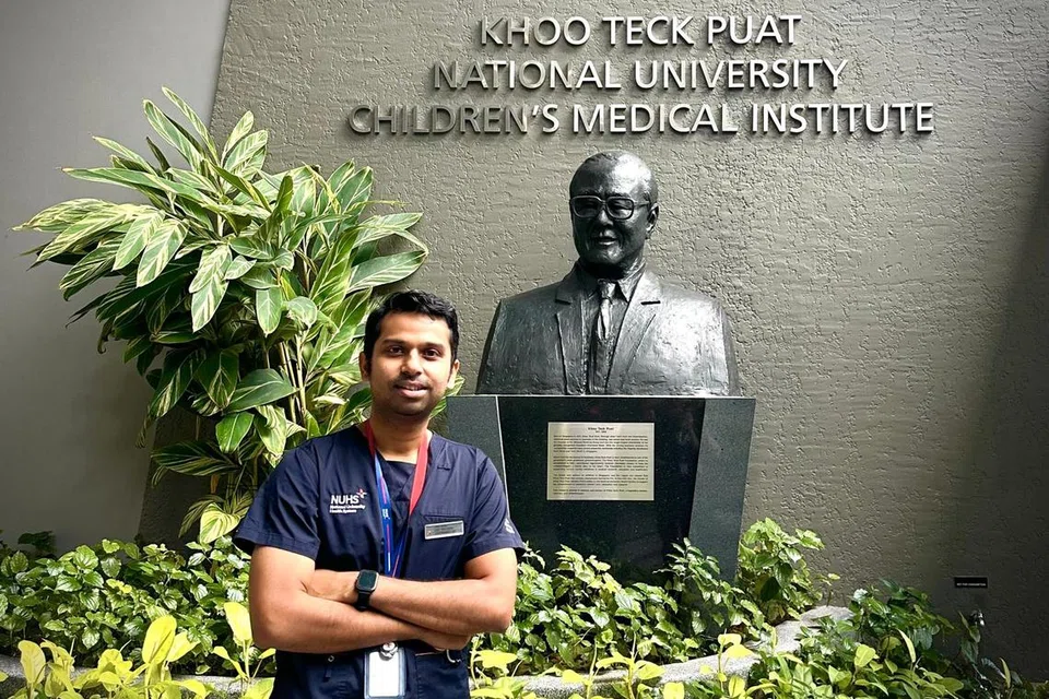 தேசிய பல்கலைக்கழக மருத்துவமனையில் குழந்தை நுரையீரல், தூக்க மருத்துவ நிபுணராகப் பணிபுரியும் டாக்டர் சிரஞ்சீத் நாராயண் தேவ், 33.