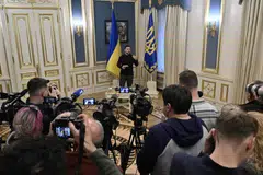 கியவ் நகரில் செய்தியாளர் கூட்டத்தில் உக்ரேனிய அதிபர் வெலோடிமிர் ஸெலென்ஸ்கி உரையாற்றினார்.