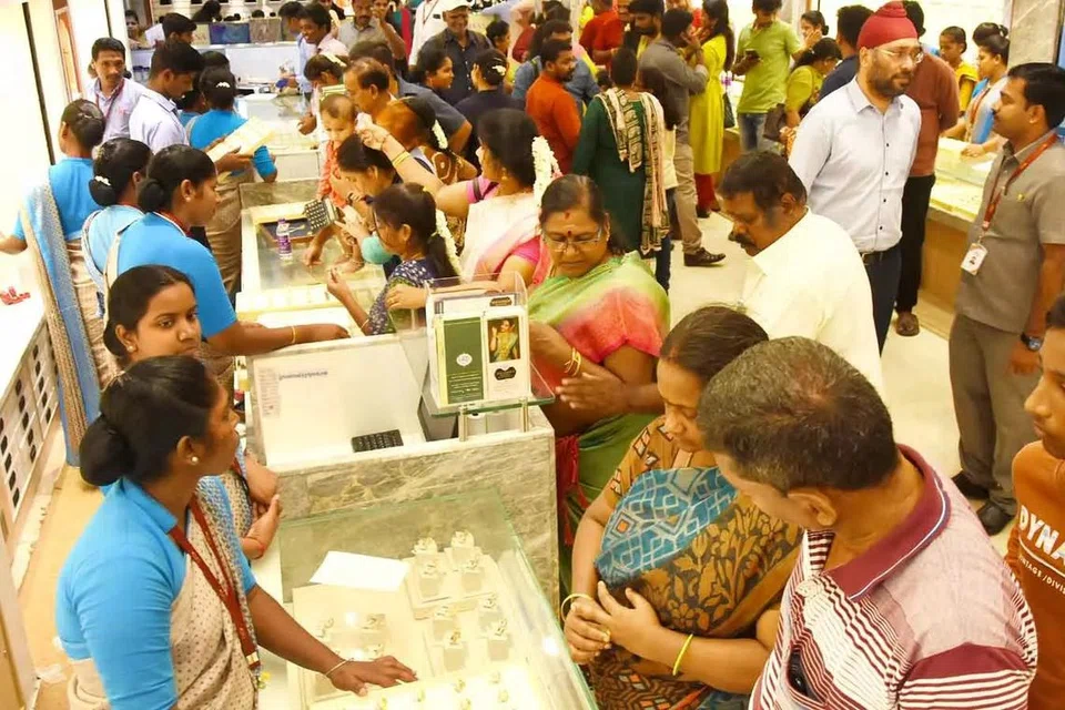 நகைக்கடைகளில் பொதுமக்கள் கூட்டம்.