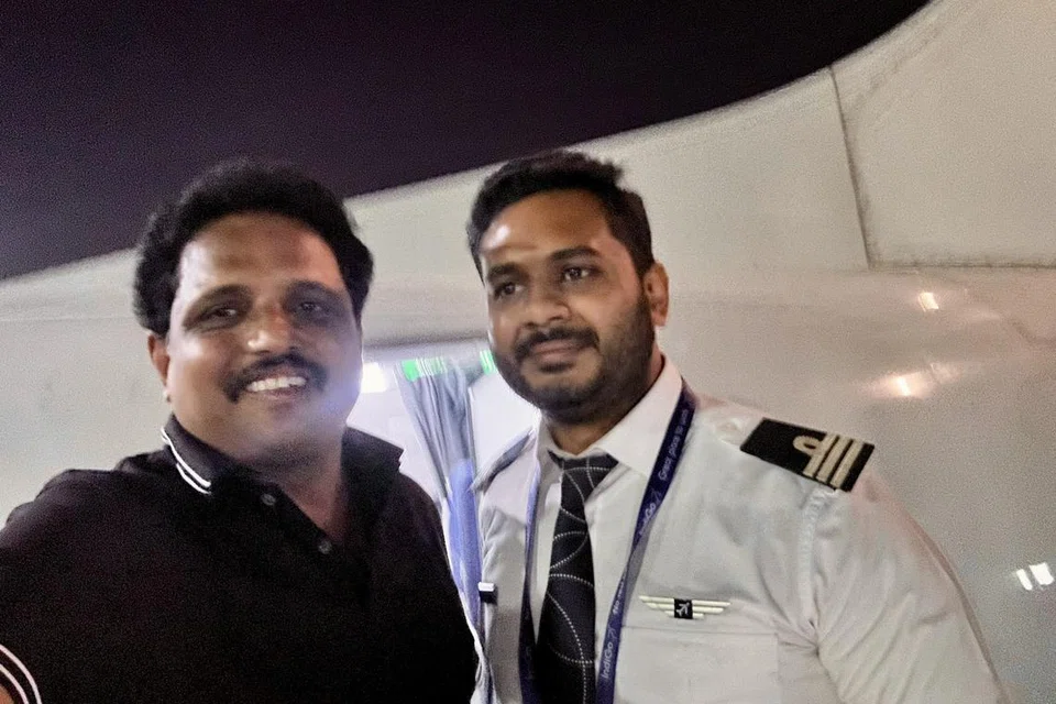 விமானி வெங்கடேஷுடன் நாடாளுமன்ற உறுப்பினரும் பிரபல எழுத்தாளருமான சு.வெங்கடேசன்.