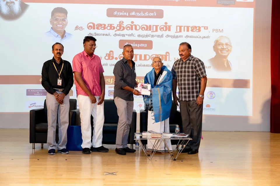 பெரியார் மணியம்மை பல்கலைக்கழக வேந்தர் டாக்டர் கி. வீரமணிக்கு மன்றத்தின் மதியுரைஞர் வீ.கலைச்செல்வம் பொன்னாடை அணிவிக்க, செயற்குழு உறுப்பினர் சு. தெ. மதியரசன் நினைவுப்பரிசை வழங்கினார்.