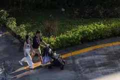 2025ஆம் ஆண்டு ஏப்ரல் மாதம் 1ஆம் தேதியன்றும் அதற்குப் பிறகும் பிறக்கும் குழந்தைகளின் பெற்றோருக்கு பெற்றோர் பகிர்ந்துகொள்ளும் விடுப்பின்கீழ் ஆறு வார விடுப்பு வழங்கப்படும். 2026ஆம் ஆண்டு ஏப்ரல் மாதம் 1ஆம் தேதியன்றும் அதற்குப் பிறகும் பிறக்கும் குழந்தைகளின் பெற்றோருக்கு பத்து வார விடுப்பு வழங்கப்படும்.