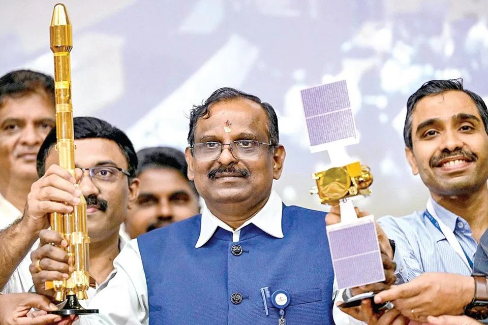 ஸ்ரீஹரிகோட்டாவில் செய்தியாளர்களைச் சந்தித்த இஸ்ரோ தலைவர் வி.நாராயணன் ஜிஎஸ்எல்வி எப்-15 உந்துகணையின் மாதிரியைக் காண்பிக்கிறார். குலசேகரன்பட்டினத்தில் இருந்து இரண்டு ஆண்டுகளில் உந்துகணை ஏவப்படும் என்றும் அவர்  தெரிவித்தார். 