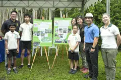 உபின் தினத்தன்று தேசிய வளர்ச்சி அமைச்சர் டெஸ்மண்ட் லீயுடன் சாங்ட தொடக்கப்பள்ளி மாணவர்கள்.