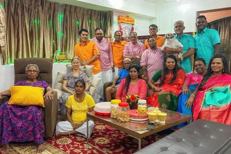 அந்திமகாலப் பராமரிப்பில் சேருவதற்கு முன்பு குடும்பத்துடன் தீபாவளி கொண்டாடிய திருவாட்டி கமலம் (இடக்கோடி).