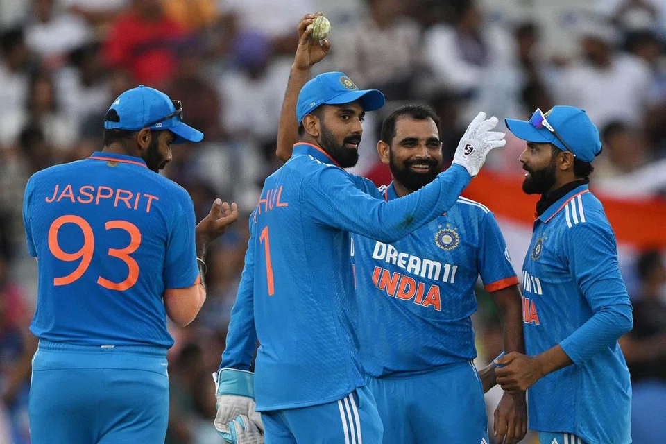 ஆஸ்திரேலிய அணிக்கெதிரான முதல் ஒருநாள் போட்டியில் ஐந்து விக்கெட்டுகளைக் கைப்பற்றினார் இந்திய வேகப் பந்துவீச்சாளர் முகம்மது ஷமி (வலமிருந்து இரண்டாவது).