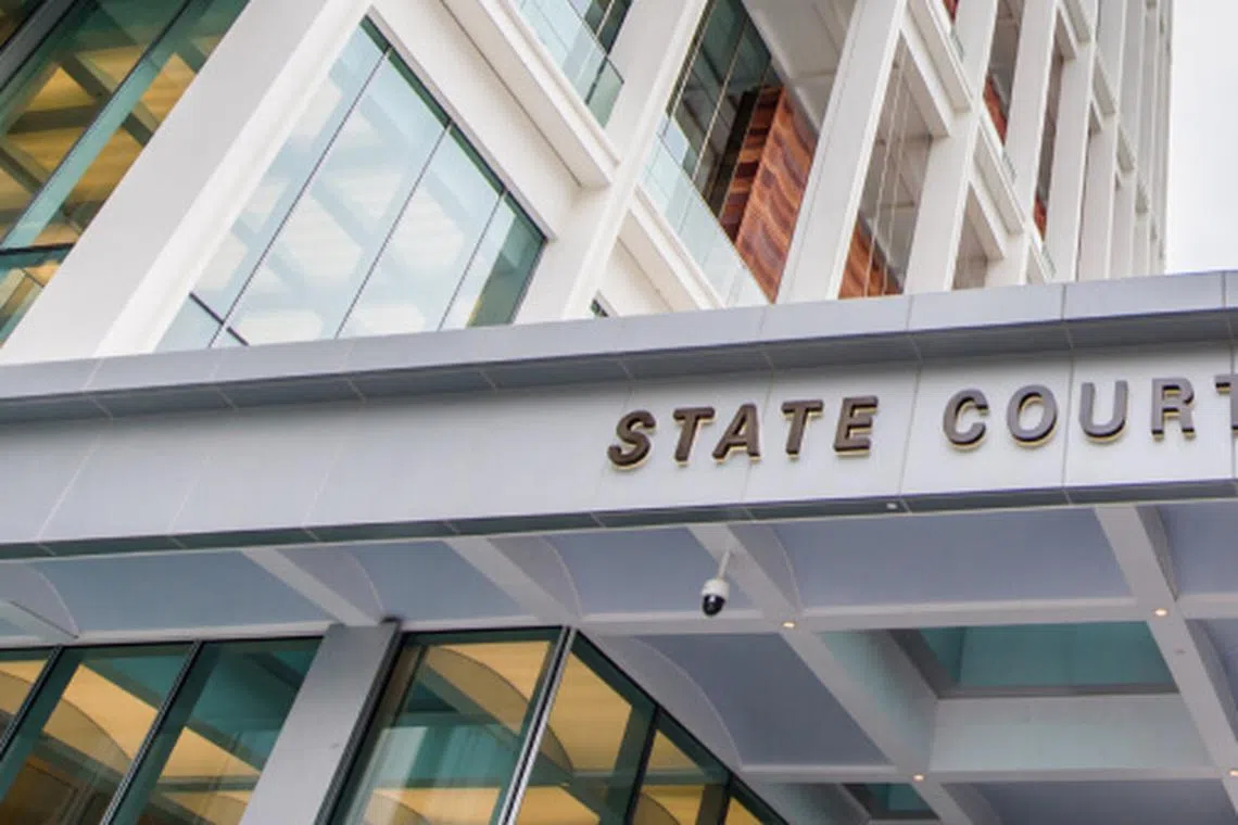 $20,000 களவாடல்: முன்னாள் காப்புறுதி முகவருக்குச் சிறை