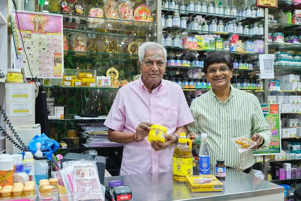 ஜோதி வர்த்தக குழுமத்தின் நிறுவனர் முருகையா
 ராமச்சந்திராவுடன் அவர் மகனும் குழுமத்தின் தலைவருமான ராஜகுமார் சந்திரா (வலது).
