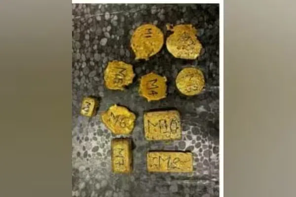 உடலில் ‘ஸ்டிக்கர்’ மூலம் மறைத்து தங்கம் கடத்தல்: சிக்கிய விமான ஊழியர்கள்