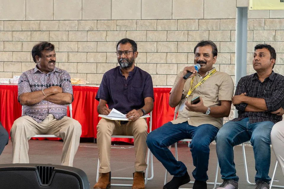 கலந்துரையாடலில் பங்கேற்ற வெளிநாட்டுப் பதிப்பாளர்கள் (இடமிருந்து) கோபாலகிருஷ்ணன், சிவபாலன் சோதிநாதன், டாக்டர் செல்வராஜூ, கலந்துரையாடலை வழிநடத்திய சிங்கப்பூரின் விஜய் ஆனந்த், வேடியப்பன், அனுஷ், ஜீவ கரிகாலன், புகழேந்தி கார்த்திகேயன்.