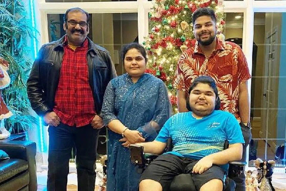 மகன்கள் தனுஷ் (நாற்காலியில் அமர்ந்திருப்பவர்), ஜீவன், மனைவியுடன் நெப்போலியன்.