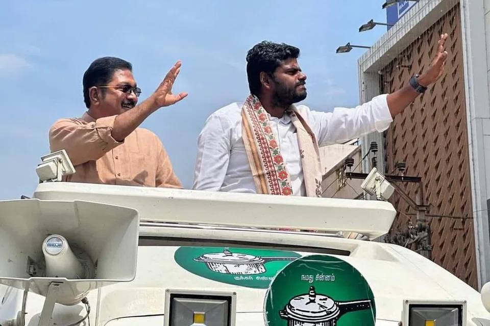 தேனியில் அமமுக பொதுச் செயலாளர் டிடிவி தினகரனுக்கு (இடது) வாக்கு சேகரித்த தமிழக பாஜக தலைவர் அண்ணாமலை.