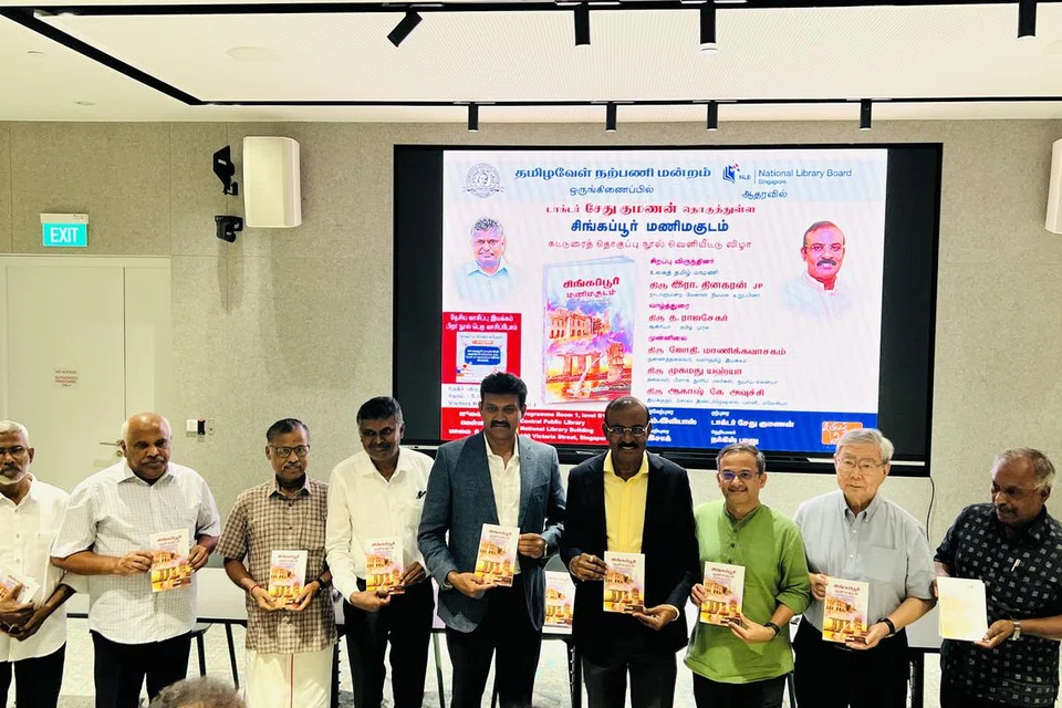 ‘சிங்கப்பூர் மணிமகுடம்’ நூல் மத்திய பொது நூலகத்தில் வெளியீடு கண்டது.