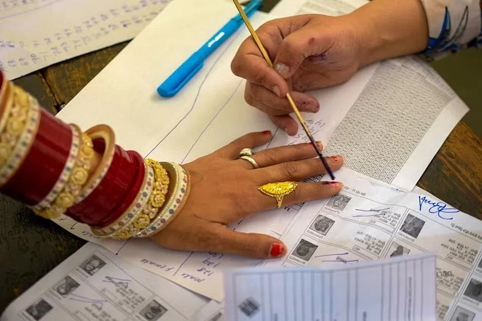 காகிதமற்ற வாக்களிப்பு நடைமுறைக்கு வரும்போது அனைத்து நடவடிக்கைகளும் மின்னிலக்கமயமாக்கப்படும் என்கிறது இந்தியத் தேர்தல் ஆணையம்.