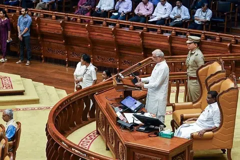 கேரளாவின் 16வது சட்டப்பேரவைக் கூட்டத்தில் ஆளுநர் ராஜேந்திர அர்லேகர் உரையாற்றுகிறார்.
