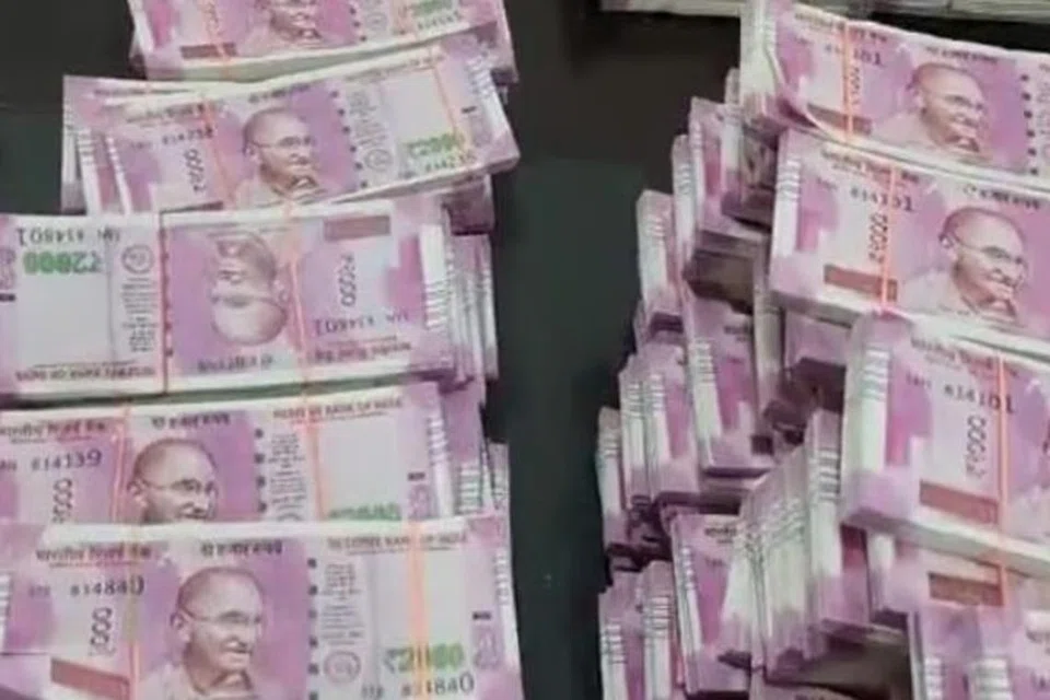 மீட்கப்பட்ட 2000 ரூபாய் நோட்டுகள்