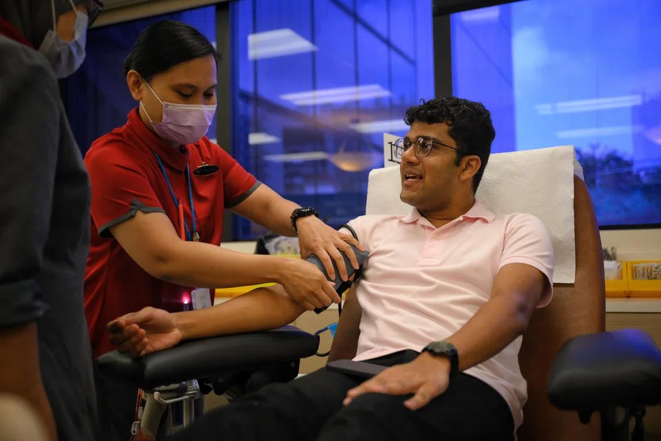 தொடர்ந்து ரத்த நன்கொடை வழங்கி வரும் ஷேக் அப்துல்லா முஹமட் ஃபாசில், வயது 23, ஜனவரி 25ஆம் தேதியன்றும் ரத்த நன்கொடை வழங்க முன்வந்தார்.