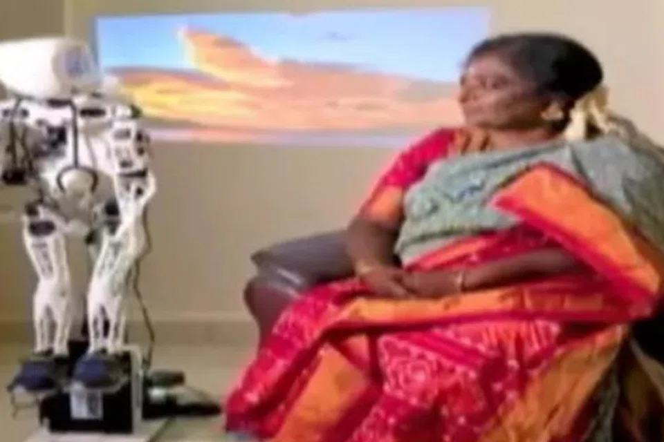 தமிழிசை சௌந்தரராஜன் ரோபோவிடம் பேசும் காணொளிப் படம்.
