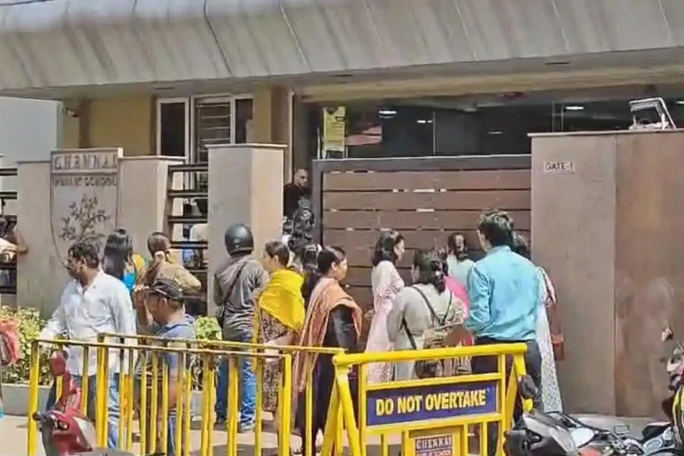 மிரட்டல் விடுக்கப்பட்ட ஒரு தனியார் பள்ளி முன்பு மாணவர்களின் குடும்பத்தார் கூடியுள்ளனர்.