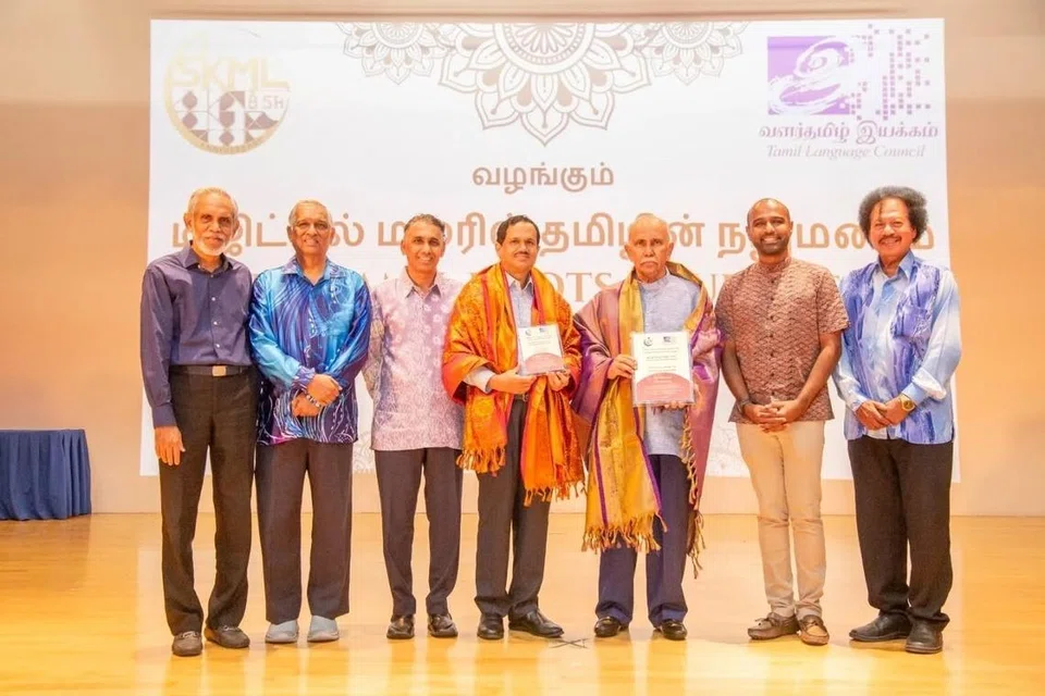 நிகழ்ச்சி மேடையில் (இடமிருந்து) முகைதீன் பிச்சை, நசிர் கனி, ராஜ் முஹம்மது, டாக்டர் மு.அ.காதர், எஸ். சந்திரதாஸ், டாக்டர் ஹமீது ரசாக், மு.அ. மசூது.