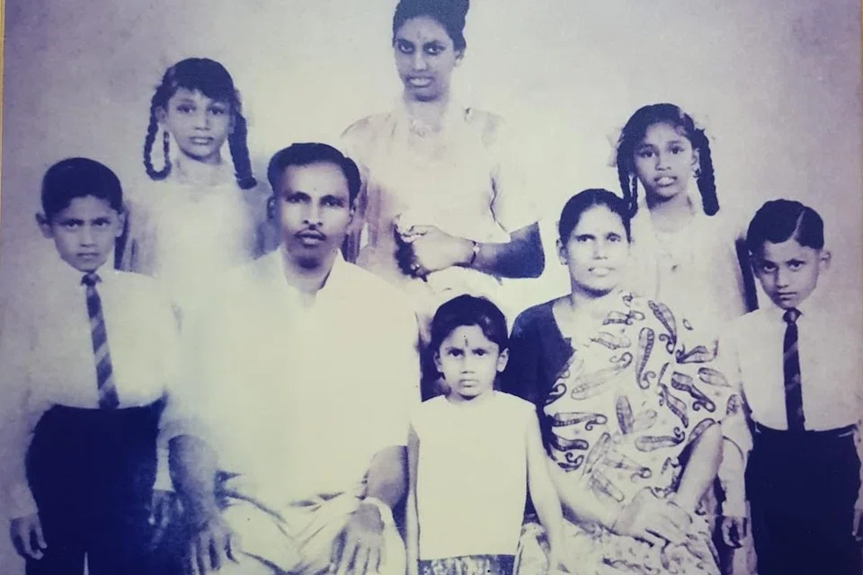 திரு கணபதி குடும்பத்தின் இளமைக்கால புகைப்படம்.
