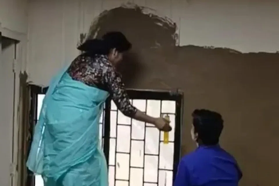 தன்னுடைய கைகளால் வகுப்பறைகளில் உள்ள சுவர்களில் மாட்டுச்சாணத்தைப் பூசினார் கல்லூரி முதல்வர்.