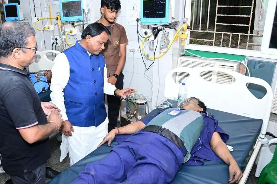 தீ விபத்தில் உயிர்தப்பி, சிகிச்சை பெற்றவரை நேரில் கண்டு நலம் விசாரித்த ஒடிசா முதல்வர் மோகன் சரண் மாஜி.