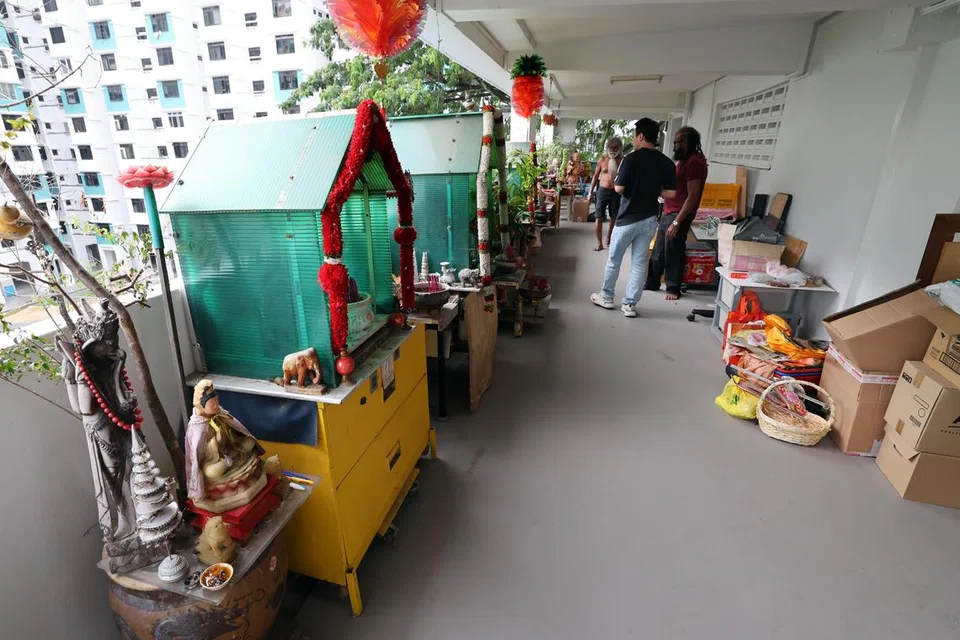 பொதுத் தாழ்வாரத்தில் வரிசையாகத் தெய்வச் சிலைகள் வைக்கப்பட்டிருந்தன.