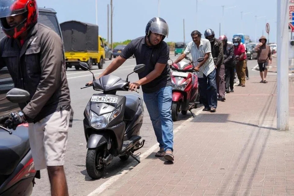 இலங்கை அரசாங்கம், பெட்ரோல் பயன்பாட்டைக் குறைக்க விலையை உயர்த்தியிருக்கிறது.