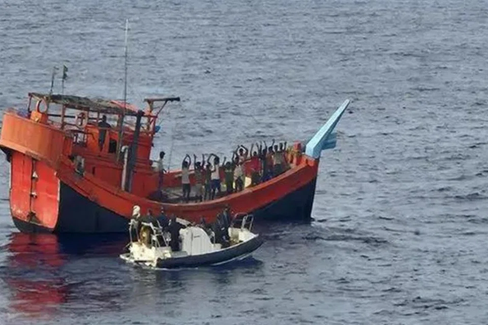 இந்தியக் கடலோரக் காவல்படையினரும் குஜராத் மாநிலப் பயங்கரவாதத் தடுப்புப் படையினரும் இணைந்து ரூ.1,800 கோடி (S$275 மில்லியன்) மதிப்புள்ள 300 கிலோ போதைப்பொருளைக் கைப்பற்றினர்.