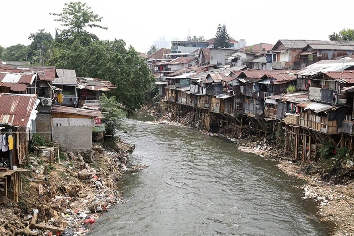 இந்தோனீசிய இல்லங்களுக்கு விடிவுகாலம்: துருப்பிடிக்கும் கூரைகளுக்கு முடிவுகட்ட அதிபர் முடிவு