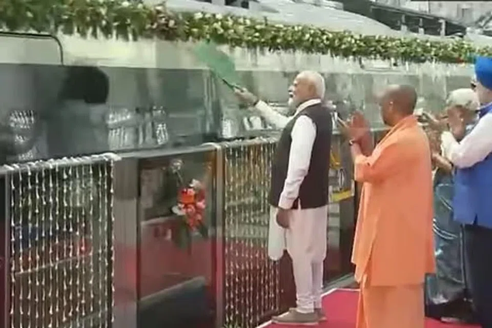 உத்தரப் பிரதேசத்தில் டெல்லி, காசியாபாத் மற்றும் மீரட் நகரங்களை இணைக்கும் வட்டார விரைவு போக்குவரத்துச் சேவையைத் தொடங்கி வைத்தார் பிரதமர் நரேந்திர மோடி.  