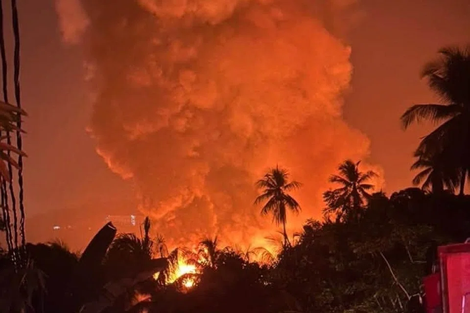 தீ விபத்தில் மூன்று குழந்தைகள் இறந்ததோடு மூன்று கிராமங்களில் உள்ள 200க்கும் மேற்பட்ட வீடுகள் நாசமடைந்தன.