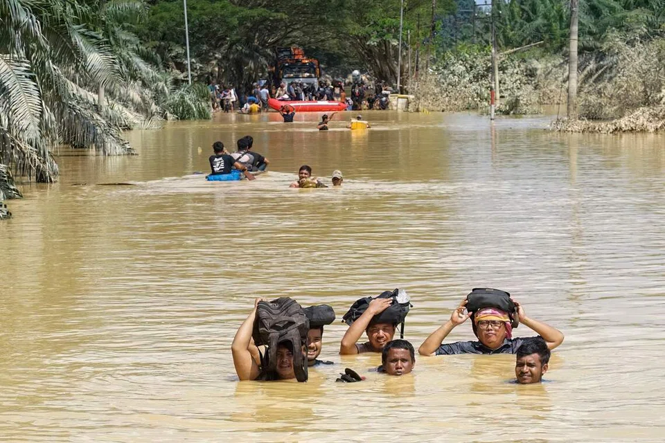 ‘சென்யார்’ சூறாவளி நவம்பர் 26, 27 ஆம் தேதிகளில் இந்தோனீசியா மற்றும் மலேசியாவில் கரையைக் கடந்தது. ஏறத்தாழ அதேவேளையில்தான் இலங்கையில் கோரதாண்டவமாடியது ‘டிட்வா‘ புயல்.  இந்தப் பேரிடரால், சுமார் ஒரு மில்லியனுக்கும் அதிகமான மக்கள் இடம்பெயர நேரிட்டது.