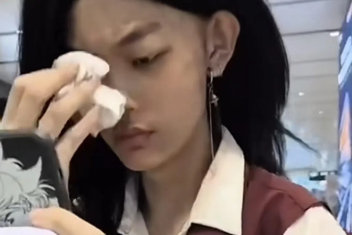 முக அடையாள முறைக்காக ஒப்பனையைக் கலைத்ததாக நம்பப்படும் பெண்