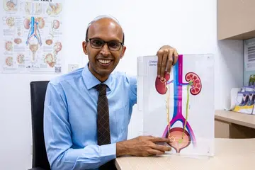 ஆண்கள் தங்கள் உடல்நலத்தின்மீது, குறிப்பாகச் சிறுநீரக நலன்மீது தனிக்கவனம் செலுத்துவது மிகவும் இன்றியமையாதது என்கிறார் சிறுநீரக மருத்துவ வல்லுநர் பழனியப்பன் சுந்தரம்.