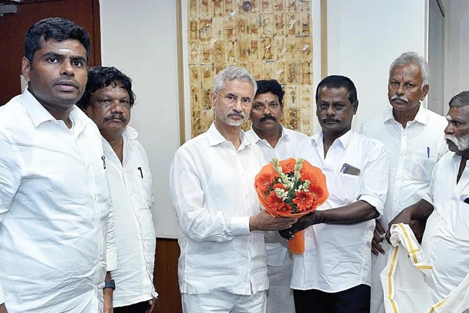 பாரதிய ஜனதா கட்சியின் மாநிலத் தலைவர் அண்ணாமலையின் தலைமையில் தமிழக மீனவர்கள், பாதுகாப்புக் கோரி வெளியுறவுத் துறை அமைச்சர் ஜெய்சங்கரிடம் மனு அளித்தனர்.