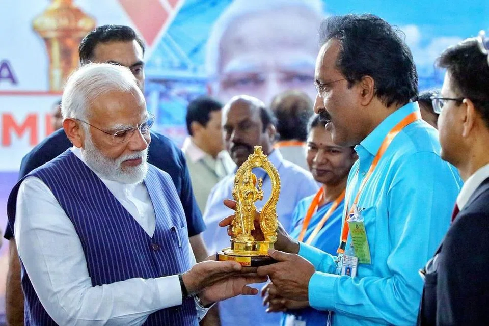 ராக்கெட் ஏவுதள அடிக்கல் நாட்டு விழாவில் பிரதமர் மோடிக்கு இஸ்ரோ தலைவர் சோமநாத் முருகக் கடவுள் சிலையைப் பரிசாக அளித்தார்.