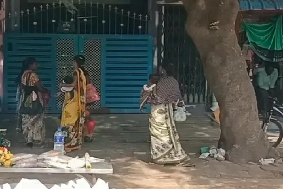 திருச்சி காவிரி ஆற்றின் அம்மா மண்டப வாசலில் சில பெண்கள் பிள்ளைகளுடன் யாசகம் கேட்டு அலைந்தனர். அவர்களிடம் இருந்த குழந்தைகள் பிச்சை எடுப்பவருக்குச் சொந்தமான குழந்தையா எனப் பலருக்கும் சந்தேகம் எழுந்தது. 