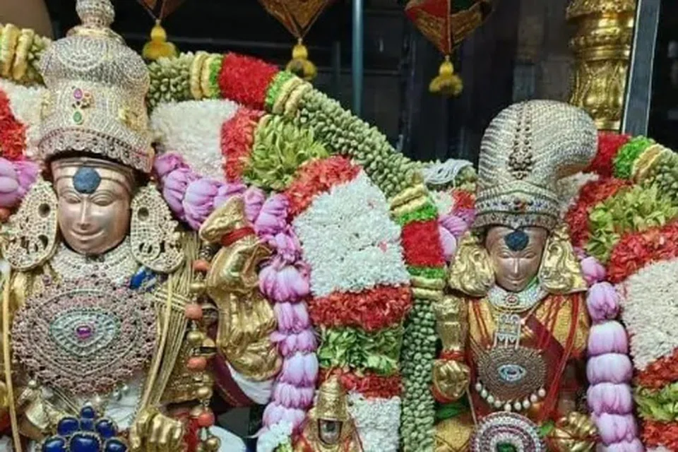 மீனாட்சி திருக்கல்யாணம் நுழைவுச்சீட்டை குலுக்கல் முறையில் வழங்க வேண்டும் என்ற கோரிக்கை எழுந்துள்ளது.